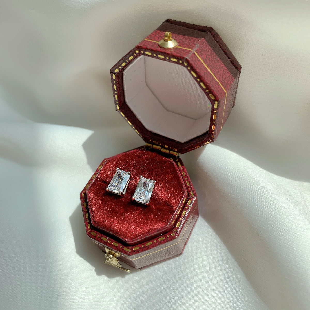 [Kincade Jewelrys]Stylish Shiny Rectangular Center Stone Stud Earrings