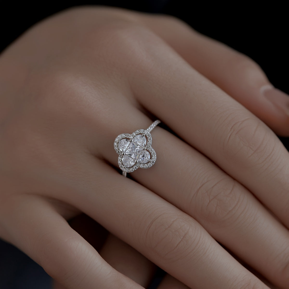 [Kincade Jewelery]Luxurious Eternity Flower Shape Banquet Ring