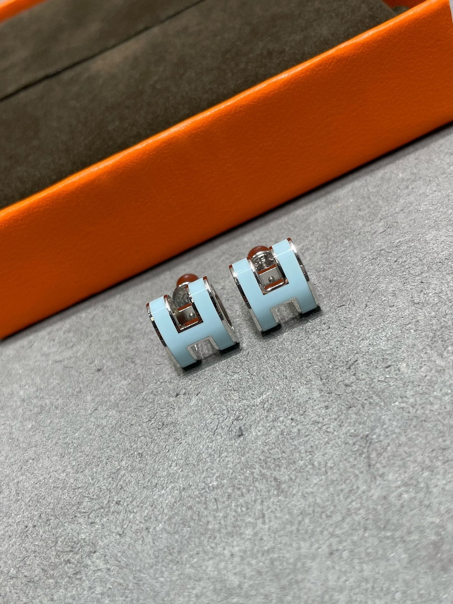 [Kincade Jewelery]POP H SKY BLUE STUD EARRINGS