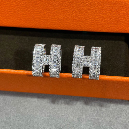[Kincade Jewelery]H STUD EARRINGS WITH SILVER DIAMONDS